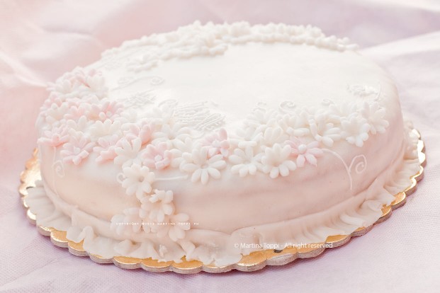 Come ricoprire una torta con la pasta di zucchero: tutorial e