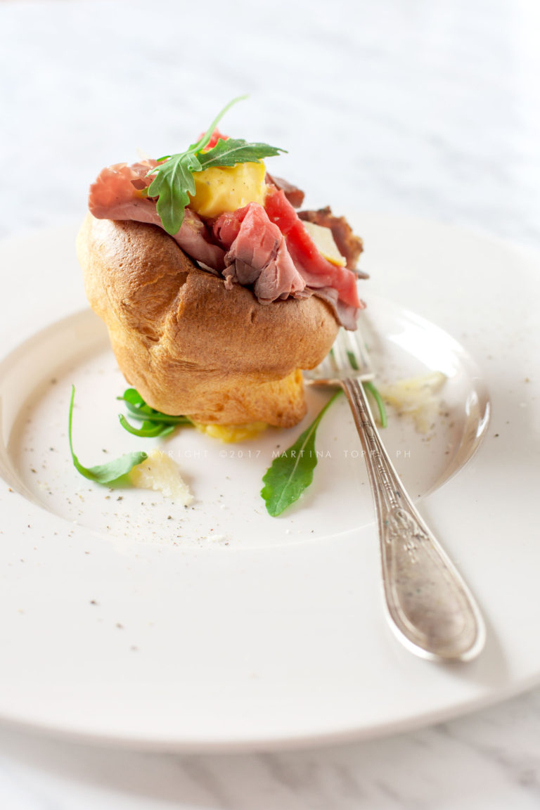 Yorkshire pudding con roast beef e crema pasticcera salata